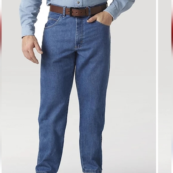 NWT Wrangler Men's Rugged Wear Relaxed Fit Medium Washed Blue Jeans Sz 38x30 - Picture 1 of 10